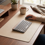 Clavier et souris sur le tapis de bureau
