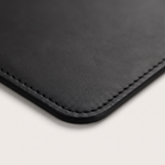 Detail des bords cousus ton sur ton du tapis DeskZen Premium
