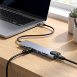 Hub USB-C 8-en-1 DeskZen branche a un ordinateur portable